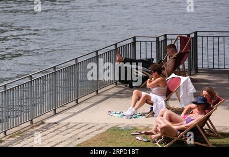 (190718) -- PARIS, le 18 juillet 2019 -- les gens se reposent pendant la plage de Paris sur les rives de la Seine, à Paris, France, le 17 juillet 2019. L'événement annuel Paris Plage (Paris Beach) a lieu du 6 juillet au 1 septembre 2019. ) FRANCE-PARIS-PLAGE GaoxJing PUBLICATIONxNOTxINxCHN Banque D'Images