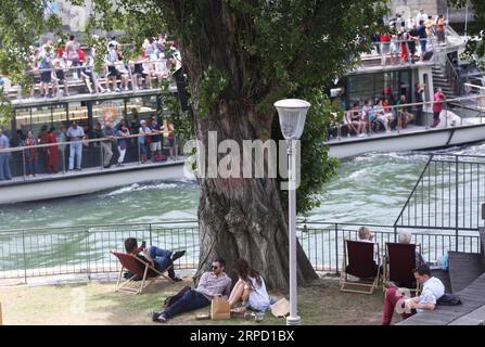 (190718) -- PARIS, le 18 juillet 2019 -- les gens se reposent pendant la plage de Paris sur les rives de la Seine, à Paris, France, le 17 juillet 2019. L'événement annuel Paris Plage (Paris Beach) a lieu du 6 juillet au 1 septembre 2019. ) FRANCE-PARIS-PLAGE GaoxJing PUBLICATIONxNOTxINxCHN Banque D'Images