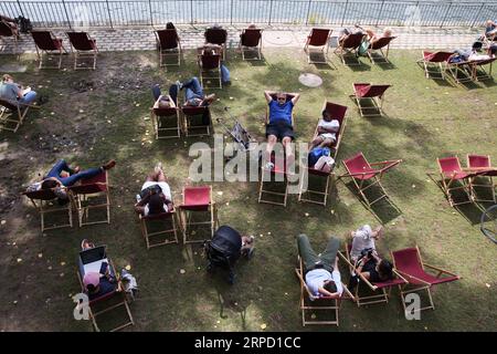 (190718) -- PARIS, le 18 juillet 2019 -- les gens se reposent pendant la plage de Paris sur les rives de la Seine, à Paris, France, le 17 juillet 2019. L'événement annuel Paris Plage (Paris Beach) a lieu du 6 juillet au 1 septembre 2019. ) FRANCE-PARIS-PLAGE GaoxJing PUBLICATIONxNOTxINxCHN Banque D'Images