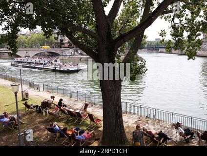 (190718) -- PARIS, le 18 juillet 2019 -- les gens se reposent pendant la plage de Paris sur les rives de la Seine, à Paris, France, le 17 juillet 2019. L'événement annuel Paris Plage (Paris Beach) a lieu du 6 juillet au 1 septembre 2019. ) FRANCE-PARIS-PLAGE GaoxJing PUBLICATIONxNOTxINxCHN Banque D'Images