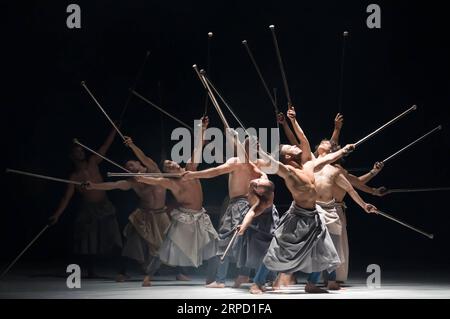 (190719) -- BEIJING, 19 juillet 2019 -- des danseurs se produisent lors de la répétition générale de la pièce Barbarian Nights chorégraphiée par Hervé Koubi à Budapest, Hongrie, le 17 juillet 2019.) PHOTOS XINHUA DU JOUR AttilaxVolgyi PUBLICATIONxNOTxINxCHN Banque D'Images