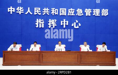 (190719) -- BEIJING, 19 juillet 2019 -- le premier ministre chinois Li Keqiang (C) préside une conférence de travail sur la lutte contre les inondations et les secours contre la sécheresse lors d'une inspection au ministère de la gestion des urgences à Beijing, capitale de la Chine, le 19 juillet 2019. Lors de la réunion, Li a pris des dispositions pour la phase actuelle et la phase suivante des travaux de lutte contre les inondations et de secours en cas de catastrophe. ) CHINA-BEIJING-LI KEQIANG-FLOOD CONTROL-DISASTER RELIEF-CONFERENCE (CN) YAOXDAWEI PUBLICATIONXNOTXINXCHN Banque D'Images