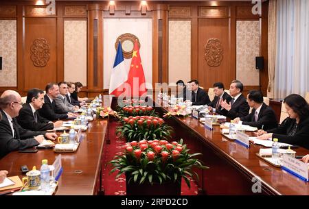 (190719) -- PÉKIN, le 19 juillet 2019 -- Wang Yi, conseiller d'État chinois et ministre des Affaires étrangères, et Emmanuel bonne, conseiller diplomatique du président français en visite, coprésident la nouvelle série de consultations entre les coordinateurs du dialogue stratégique Chine-France à Pékin, capitale de la Chine, le 19 juillet 2019.) CHINA-BEIJING-WANG YI-FRANCE-CONSULTATION (CN) SHENXHONG PUBLICATIONXNOTXINXCHN Banque D'Images