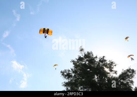 (190721) -- HOUSTON, 21 juillet 2019 (Xinhua) -- l'équipe de parachutistes Golden Knights de l'armée américaine se produit lors de la cérémonie d'ouverture du 50e anniversaire de l'atterrissage lunaire d'Apollo 11 au Space Center Houston au Texas, aux États-Unis, le 20 juillet 2019. (Photo de Qiu Ma/Xinhua) U.S.-HOUSTON-APOLLO 11-50E ANNIVERSAIRE PUBLICATIONxNOTxINxCHN Banque D'Images