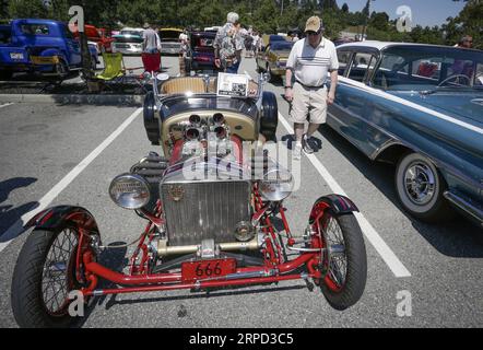 (190721) -- COQUITLAM, 21 juillet 2019 (Xinhua) -- Un visiteur regarde une Ford Model T Hot Rod 1927 exposée lors du 5e salon annuel de l'automobile Ultimate à Coquitlam, Canada, le 20 juillet 2019. Plus de 300 véhicules ont été exposés au salon. (Xinhua/Liang Sen) CANADA-COQUITLAM-CAR SHOW PUBLICATIONxNOTxINxCHN Banque D'Images