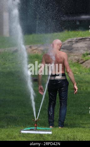 (190721) -- NEW YORK, 21 juillet 2019 (Xinhua) -- un homme se refroidit avec de l'eau à New York, États-Unis, le 21 juillet 2019. La température la plus élevée a atteint 36 degrés Celsius à New York dimanche à la suite d'une canicule. (Xinhua/Gu Xingnan) US-NEW YORK-HEAT WAVE PUBLICATIONxNOTxINxCHN Banque D'Images