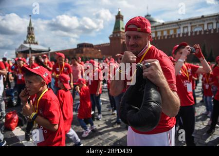 (190722) -- MOSCOU, 22 juillet 2019 (Xinhua) -- des gens participent à l'entraînement public de boxe à Moscou, Russie, le 21 juillet 2019. Plus de 4000 personnes ont pris part à une séance d'entraînement de boxe lors de la 3e journée internationale de boxe sur la place Rouge, essayant de battre le record du monde Guinness pour la formation de masse de boxe. (Xinhua/Evgeny Sinitsyn) (SP)RUSSIA-MOSCOW-INT L BOXE DAY PUBLICATIONxNOTxINxCHN Banque D'Images