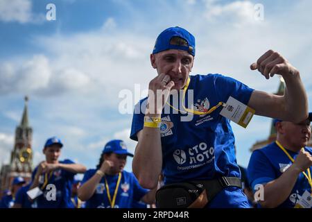 (190722) -- MOSCOU, 22 juillet 2019 (Xinhua) -- des gens participent à l'entraînement public de boxe à Moscou, Russie, le 21 juillet 2019. Plus de 4000 personnes ont pris part à une séance d'entraînement de boxe lors de la 3e journée internationale de boxe sur la place Rouge, essayant de battre le record du monde Guinness pour la formation de masse de boxe. (Xinhua/Evgeny Sinitsyn) (SP)RUSSIA-MOSCOW-INT L BOXE DAY PUBLICATIONxNOTxINxCHN Banque D'Images