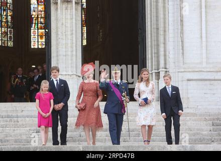 (190722) -- BRUXELLES, le 22 juillet 2019 -- le Roi Philippe (3e R), la Reine Mathilde (3e L) et leurs enfants la Princesse héritière Elisabeth (2e R), le Prince Gabriel (2e L), la Princesse Éléonore (1e L) et le Prince Emmanuel (1e R) assistent aux célébrations de la Fête nationale belge à Bruxelles, Belgique, le 21 juillet 2019. Pour marquer la fête nationale belge, un grand défilé a été organisé dimanche dans le centre de Bruxelles. BELGIQUE-BRUXELLES-FÊTE NATIONALE WangxXiaojun PUBLICATIONxNOTxINxCHN Banque D'Images