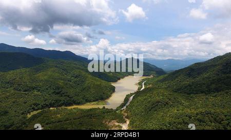 (190722) -- PÉKIN, le 22 juillet 2019 -- une photo aérienne prise le 7 juillet 2019 montre le paysage de la réserve naturelle de Yinggeling dans la province de Hainan du sud de la Chine. Hainan est la province la plus méridionale de la Chine et est aussi la province avec la plus petite superficie terrestre et la plus grande zone océanique. L'île balnéaire de Hainan bénéficie d'air frais, de rivières propres et d'un taux de couverture forestière élevé. La ville de Sansha à Hainan a été créée en 2012. Depuis lors, le gouvernement municipal a intensifié les mesures visant à améliorer l'environnement des îles de Sansha. Plus de 3 millions de semis ont été plantés à Sansha, avec le Banque D'Images