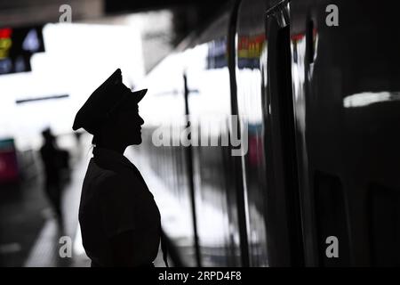 (190722) -- XI AN, 22 juillet 2019 -- Shi Xinxin, stagiaire, attend de monter à bord du train à grande vitesse D6809, 22 juillet 2019. Au total, 29 stagiaires féminines ont récemment suivi les cours de formation qui portaient essentiellement sur les connaissances de base sur le transport ferroviaire à grande vitesse en tant que règles de conduite et compétences. Celles qui ont réussi les cours de formation deviendront le premier groupe de femmes conducteurs de trains à grande vitesse en Chine. ) CHINE-SHAANXI-FEMMES PILOTES DE TRAIN À GRANDE VITESSE (CN) LIXYIBO PUBLICATIONXNOTXINXCHN Banque D'Images