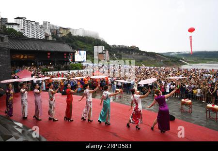 (190723) -- SHIZHU, 23 juillet 2019 -- des actrices portant du cheongsam, une robe traditionnelle chinoise également connue sous le nom de Qipao, se produisent lors de la cérémonie de réouverture de la vieille ville de Xituo dans le comté de Shizhu, au sud-ouest de la Chine, à Chongqing, le 23 juillet 2019. Après deux ans de travaux de restauration et de réparation, la ville antique de Xituo a rouvert au public mardi. L'ancienne ville de Xituo était autrefois une plaque tournante commerciale clé pour le transport de marchandises salées le long du fleuve Yangtsé, en particulier pendant la dynastie Song (960-1279) lorsque la ville servait de point de départ et de centre de distribution de Salt Go Banque D'Images