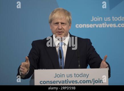 (190723) -- LONDRES, le 23 juillet 2019 -- Boris Johnson, chef du parti conservateur nouvellement élu, fait des gestes lors de l'annonce de la direction conservatrice au Queen Elizabeth II Centre à Londres, en Grande-Bretagne, le 23 juillet 2019. Boris Johnson, ancien ministre britannique des Affaires étrangères et ancien maire de Londres, a été élu mardi à la tête du parti conservateur au pouvoir et devrait devenir Premier ministre du pays. -UK OUT- GRANDE-BRETAGNE-LONDRES-CHEF DU PARTI CONSERVATEUR-BORIS JOHNSON HANXYAN PUBLICATIONXNOTXINXCHN Banque D'Images