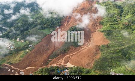 Actualités Themen der Woche KW30 Actualités Bilder des Tages 190724 -- SHUICHENG, 24 juillet 2019 -- une photo aérienne prise le 24 juillet 2019 montre un site de glissement de terrain dans le village de Pingdi dans le comté de Shuicheng de la ville de Liupanshui, dans la province du Guizhou du sud-ouest de la Chine. Onze personnes sont mortes après un glissement de terrain qui a frappé le village de Pingdi mardi soir, ont déclaré mercredi les autorités locales. Vers 9:20 h 1320 GMT mardi, un glissement de terrain a frappé le village, enterrant 21 maisons. Plus de 50 personnes vivaient dans la zone touchée lorsque le glissement de terrain a frappé, selon les sauveteurs. Vers 11 h 0300 GMT mercredi, 11 personnes ont été trouvées Banque D'Images