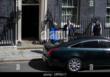 (190724) -- LONDRES, le 24 juillet 2019 -- la première ministre britannique Theresa May quitte le 10 Downing Street pour ses dernières questions à la Chambre des communes à Londres, en Grande-Bretagne, le 24 juillet 2019. BRITAIN-LONDON-THERESA MAY-PMQ HanxYan PUBLICATIONxNOTxINxCHN Banque D'Images