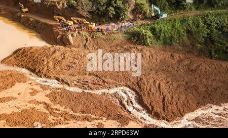 (190724) -- SHUICHENG, 24 juillet 2019 -- une photo aérienne prise le 24 juillet 2019 montre des sauveteurs travaillant sur un site de glissement de terrain au village de Pingdi dans le comté de Shuicheng de la ville de Liupanshui, dans le sud-ouest de la Chine, province du Guizhou. Onze personnes sont mortes après un glissement de terrain qui a frappé le village de Pingdi mardi soir, ont déclaré mercredi les autorités locales. Vers 9:20 h (1320 h GMT) mardi, un glissement de terrain a frappé le village, enterrant 21 maisons. Plus de 50 personnes vivaient dans la zone touchée lorsque le glissement de terrain a frappé, selon les sauveteurs. Vers 11 heures du matin (0300 GMT) mercredi, 11 personnes ont été retrouvées mortes, 11 autres ont été retrouvées Banque D'Images