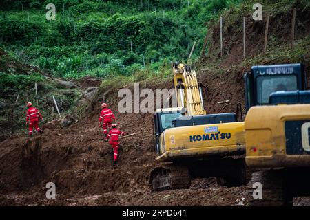 (190724) -- SHUICHENG, 24 juillet 2019 -- des sauveteurs travaillent sur un site de glissement de terrain dans le village de Pingdi, dans le comté de Shuicheng, dans la ville de Liupanshui, dans le sud-ouest de la Chine, dans la province du Guizhou, le 24 juillet 2019. Onze personnes sont mortes après un glissement de terrain qui a frappé le village de Pingdi mardi soir, ont déclaré mercredi les autorités locales. Vers 9:20 h (1320 h GMT) mardi, un glissement de terrain a frappé le village, enterrant 21 maisons. Plus de 50 personnes vivaient dans la zone touchée lorsque le glissement de terrain a frappé, selon les sauveteurs. Mercredi vers 11 heures (0300 heures GMT), 11 personnes ont été retrouvées mortes, 11 autres ont été secourues et 34 étaient toujours portées disparues Banque D'Images