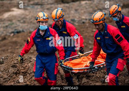 (190724) -- SHUICHENG, le 24 juillet 2019 -- des sauveteurs transfèrent le corps d'une victime sur un site de glissement de terrain dans le village de Pingdi, dans le comté de Shuicheng, dans la ville de Liupanshui, dans le sud-ouest de la Chine, dans la province du Guizhou, le 24 juillet 2019. Onze personnes sont mortes après un glissement de terrain qui a frappé le village de Pingdi mardi soir, ont déclaré mercredi les autorités locales. Vers 9:20 h (1320 h GMT) mardi, un glissement de terrain a frappé le village, enterrant 21 maisons. Plus de 50 personnes vivaient dans la zone touchée lorsque le glissement de terrain a frappé, selon les sauveteurs. Mercredi vers 11 heures (0300 heures GMT), 11 personnes ont été retrouvées mortes, 11 autres ont été secourues Banque D'Images