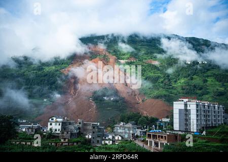 (190724) -- SHUICHENG, 24 juillet 2019 -- une photo aérienne prise le 24 juillet 2019 montre un site de glissement de terrain dans le village de Pingdi dans le comté de Shuicheng de la ville de Liupanshui, dans le sud-ouest de la Chine, dans la province du Guizhou. Onze personnes sont mortes après un glissement de terrain qui a frappé le village de Pingdi mardi soir, ont déclaré mercredi les autorités locales. Vers 9:20 h (1320 h GMT) mardi, un glissement de terrain a frappé le village, enterrant 21 maisons. Plus de 50 personnes vivaient dans la zone touchée lorsque le glissement de terrain a frappé, selon les sauveteurs. Mercredi vers 11 h (0300 h GMT), 11 personnes ont été retrouvées mortes, 11 autres ont été secourues et 34 sont toujours là Banque D'Images