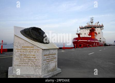 (190724) -- SHANGHAI, le 24 juillet 2019 -- le premier brise-glace polaire chinois Xuelong 2, ou Dragon des neiges 2 , accoste à son port d attache à Shanghai, dans l est de la Chine, le 23 juillet 2019.) CHINE-SHANGHAI-XUELONG-2-HOME (CN) ZhangxJiansong PUBLICATIONxNOTxINxCHN Banque D'Images