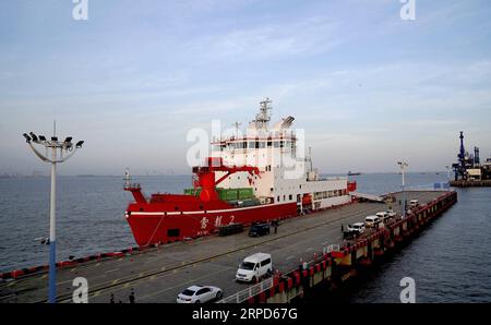 (190724) -- SHANGHAI, le 24 juillet 2019 -- le premier brise-glace polaire chinois Xuelong 2, ou Dragon des neiges 2 , accoste à son port d attache à Shanghai, dans l est de la Chine, le 23 juillet 2019.) CHINE-SHANGHAI-XUELONG-2-HOME (CN) ZhangxJiansong PUBLICATIONxNOTxINxCHN Banque D'Images