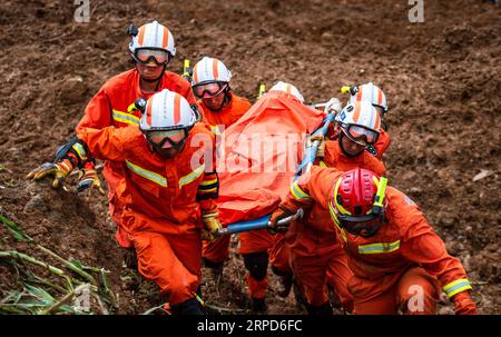 (190724) -- SHUICHENG, le 24 juillet 2019 -- des sauveteurs transfèrent les restes d'une victime sur le site du glissement de terrain dans le comté de Shuicheng, dans la ville de Liupanshui, dans le sud-ouest de la Chine, dans la province du Guizhou, le 24 juillet 2019. Le nombre de morts est passé à 13 après un glissement de terrain dans la province du Guizhou du sud-ouest de la Chine mardi, ont déclaré mercredi les autorités locales. Mercredi à 5:15 heures, 13 personnes avaient été retrouvées mortes, 11 autres ont été secourues, et environ 32 personnes étaient toujours portées disparues. Les travaux de sauvetage sont toujours en cours. ) CHINA-GUIZHOU-SHUICHENG-LANDSLIDE-RESCUE WORK (CN) TAOXLIANG PUBLICATIONXNOTXINXCHN Banque D'Images