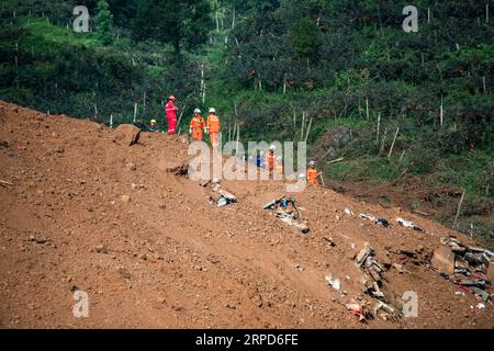 (190724) -- SHUICHENG, le 24 juillet 2019 -- des sauveteurs effectuent des travaux de sauvetage sur le site du glissement de terrain dans le comté de Shuicheng de la ville de Liupanshui, dans la province du Guizhou du sud-ouest de la Chine, le 24 juillet 2019. Le nombre de morts est passé à 13 après un glissement de terrain dans la province du Guizhou du sud-ouest de la Chine mardi, ont déclaré mercredi les autorités locales. Mercredi à 5:15 heures, 13 personnes avaient été retrouvées mortes, 11 autres ont été secourues, et environ 32 personnes étaient toujours portées disparues. Les travaux de sauvetage sont toujours en cours. ) CHINA-GUIZHOU-SHUICHENG-LANDSLIDE-RESCUE WORK (CN) TAOXLIANG PUBLICATIONXNOTXINXCHN Banque D'Images