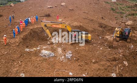 (190724) -- SHUICHENG, le 24 juillet 2019 -- les sauveteurs effectuent des travaux de sauvetage via des excavatrices à grande échelle sur le site de glissement de terrain dans le comté de Shuicheng de la ville de Liupanshui, dans le sud-ouest de la Chine, province du Guizhou, le 24 juillet 2019. Le nombre de morts est passé à 13 après un glissement de terrain dans la province du Guizhou du sud-ouest de la Chine mardi, ont déclaré mercredi les autorités locales. Mercredi à 5:15 heures, 13 personnes avaient été retrouvées mortes, 11 autres ont été secourues, et environ 32 personnes étaient toujours portées disparues. Les travaux de sauvetage sont toujours en cours. ) CHINA-GUIZHOU-SHUICHENG-LANDSLIDE-RESCUE WORK (CN) TAOXLIANG PUBLICATIONXNOTXINXCHN Banque D'Images