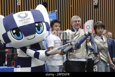 (190724) -- TOKYO, le 24 juillet 2019 -- le président du Comité International Olympique (CIO), Thomas Bach (2e R) pose pour des photos avec des lycéens japonais et Miraitowa (1e L), la mascotte des Jeux Olympiques de Tokyo 2020, lors des Jeux Olympiques de Tokyo 2020 Let s 55 (Go! Go!) Événement célébrant un an après le début des Jeux Olympiques de Tokyo 2020 à Tokyo, Japon, le 24 juillet 2019. POOL/Koji Sasahara) (SP)JAPAN-TOKYO-TOKYO 2020 LET S 55 EVENT DuxXiaoyi PUBLICATIONxNOTxINxCHN Banque D'Images