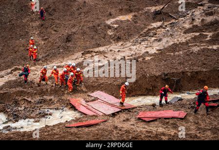 (190724) -- SHUICHENG, le 24 juillet 2019 -- des sauveteurs effectuent des travaux de sauvetage sur le site du glissement de terrain dans le comté de Shuicheng de la ville de Liupanshui, dans la province du Guizhou du sud-ouest de la Chine, le 24 juillet 2019. Le nombre de morts est passé à 13 après un glissement de terrain dans la province du Guizhou du sud-ouest de la Chine mardi, ont déclaré mercredi les autorités locales. Mercredi à 5:15 heures, 13 personnes avaient été retrouvées mortes, 11 autres ont été secourues, et environ 32 personnes étaient toujours portées disparues. Les travaux de sauvetage sont toujours en cours. ) CHINA-GUIZHOU-SHUICHENG-LANDSLIDE-RESCUE WORK (CN) TAOXLIANG PUBLICATIONXNOTXINXCHN Banque D'Images