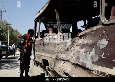 Actualités Bilder des Tages Afghanistan, Anschlag auf bus à Kaboul (190725) -- KABOUL, le 25 juillet 2019 -- Un membre des forces de sécurité afghanes inspecte l'autobus endommagé dans l'explosion à Kaboul, capitale de l'Afghanistan, le 25 juillet 2019. Au moins huit personnes ont été confirmées mortes et 27 autres blessées alors que trois explosions ont secoué Kaboul, la capitale afghane, à l heure de pointe du matin jeudi, a déclaré Nasrat Rahimi, porte-parole du ministère de l intérieur. (Photo de /Xinhua) AFGHANISTAN-KABOUL-EXPLOSION DE BUS RahmatullahxAlizadah PUBLICATIONxNOTxINxCHN Banque D'Images