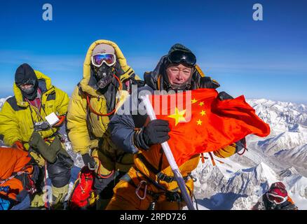 (190725) -- LHASSA, 25 juillet 2019 (Xinhua) -- une photo prise le 19 mai 2012 montre des guides de montagne escaladant le mont Qomolangma dans la région autonome du Tibet du sud-ouest de la Chine. Tibet Himalaya Mountaineering Guide School célèbre son 20e anniversaire à Lhassa, capitale de la région autonome du Tibet du sud-ouest de la Chine, le 12 juillet 2019. Fondée en 1999, Tibet Himalaya Mountaineering Guide School, la première école professionnelle de formation en alpinisme en Chine, a formé environ 300 diplômés de guides de haute altitude, de personnel de cuisine, de photographes, de sportifs et de traducteurs. Comme la lettre de félicitations du Banque D'Images