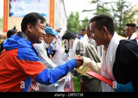 (190725) -- LHASSA, 25 juillet 2019 -- une photo prise le 12 juillet 2019 montre Tsering Samdrup, directeur de l'école de guides d'alpinisme Tibet Himalaya, décernant des guides de montagne exceptionnels à Lhassa, dans la région autonome du Tibet du sud-ouest de la Chine. Tibet Himalaya Mountaineering Guide School célèbre son 20e anniversaire à Lhassa, capitale de la région autonome du Tibet du sud-ouest de la Chine, le 12 juillet 2019. Fondée en 1999, Tibet Himalaya Mountaineering Guide School, la première école professionnelle de formation en alpinisme en Chine, a formé environ 300 diplômés de guides de haute altitude, personnel de cuisine, photog Banque D'Images