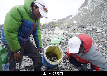 (190725) -- LHASSA, 25 juillet 2019 (Xinhua) -- une photo prise le 21 mai 2016 montre des guides de montagne qui nettoient des ordures sur le mont Qomolangma, dans la région autonome du Tibet du sud-ouest de la Chine. Tibet Himalaya Mountaineering Guide School célèbre son 20e anniversaire à Lhassa, capitale de la région autonome du Tibet du sud-ouest de la Chine, le 12 juillet 2019. Fondée en 1999, Tibet Himalaya Mountaineering Guide School, la première école professionnelle de formation en alpinisme en Chine, a formé environ 300 diplômés de guides de haute altitude, de personnel de cuisine, de photographes, de sportifs et de traducteurs. Comme la félicitation Banque D'Images