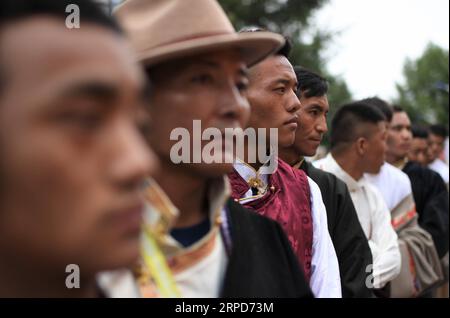 (190725) -- LHASSA, 25 juillet 2019 -- une photo prise le 12 juillet 2019 montre des guides de montagne du Tibet Himalaya Mountaineering Guide School honorés par le directeur à Lhassa, dans la région autonome du Tibet du sud-ouest de la Chine. Tibet Himalaya Mountaineering Guide School célèbre son 20e anniversaire à Lhassa, capitale de la région autonome du Tibet du sud-ouest de la Chine, le 12 juillet 2019. Fondée en 1999, Tibet Himalaya Mountaineering Guide School, la première école de formation professionnelle d'alpinisme en Chine, a formé environ 300 diplômés de guides de haute altitude, personnel de cuisine, photographes, athlètes et athlètes Banque D'Images