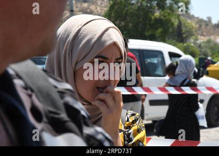 (190725) --TUNIS, le 25 juillet 2019 -- rassemblement devant l'hôpital militaire tunisien de Tunis, Tunisie, le 25 juillet 2019. Le président tunisien Beji CAID Essebsi est décédé jeudi à l'âge de 92 ans à l'hôpital militaire de la capitale Tunis, a indiqué un communiqué de la présidence. Essebsi est né en novembre 1926 et a pris la présidence tunisienne après avoir remporté les élections de 2014. (Photo d'Adele Ezzine/Xinhua) TUNISIE-TUNIS-PRÉSIDENT-DÉCÈS huangxling PUBLICATIONxNOTxINxCHN Banque D'Images