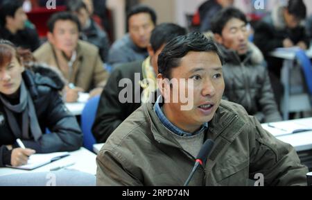 (190725) -- LHASSA, 25 juillet 2019 (Xinhua) -- une photo prise le 25 novembre 2008 montre Nyima Tsring (devant), alors directrice de l'école de guides d'alpinisme tibétain de l'Himalaya enseignant l'histoire de l'escalade tibétaine à Lhassa, dans la région autonome du Tibet du sud-ouest de la Chine. Tibet Himalaya Mountaineering Guide School célèbre son 20e anniversaire à Lhassa, capitale de la région autonome du Tibet du sud-ouest de la Chine, le 12 juillet 2019. Fondée en 1999, Tibet Himalaya Mountaineering Guide School, la première école professionnelle de formation d'alpinisme en Chine, a formé environ 300 diplômés de guides de haute altitude, cuisine St Banque D'Images