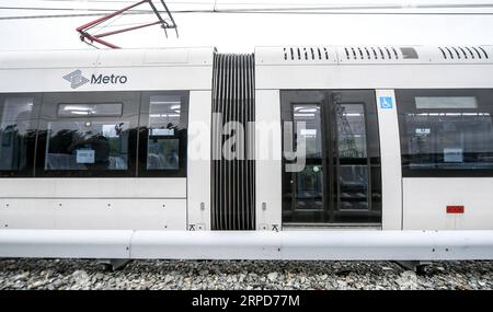 (190725) -- CHANGCHUN, 25 juillet 2019 -- une photo prise le 25 juillet 2019 montre un côté d'un train léger antidéflagrant avec des espaces pour fauteuils roulants accessibles aux personnes handicapées à CRRC Changchun Railway Vehicles Co., Ltd. À Changchun, capitale de la province de Jilin dans le nord-est de la Chine. Un train léger antidéflagrant qui sera exporté en Israël a quitté la chaîne de montage dans la ville de Changchun, au nord-est de la Chine, mardi. Le train, fabriqué par CRRC Changchun Railway Vehicles Co., Ltd., sera utilisé pour la ligne rouge du système de métro léger dans la ville israélienne de tel Aviv Banque D'Images