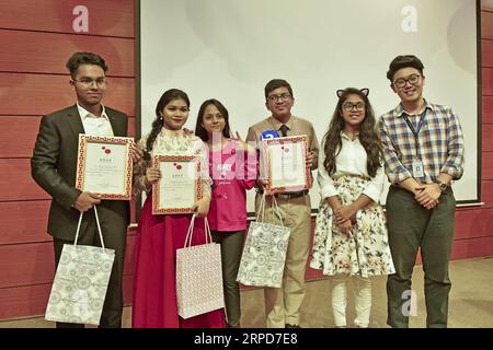 (190726) -- DHAKA, le 26 juillet 2019 -- les gagnants posent pour une photo de groupe après le 12e concours de compétences chinoises du pont chinois pour les élèves étrangers des écoles secondaires à Dhaka, au Bangladesh, le 25 juillet 2019. La compétition comprenait diverses performances, notamment des discours, de la danse, des arts martiaux et de la musique contemporaine. (Str/Xinhua) BANGLADESH-DHAKA-CHINESE BRIDGE-COMPETITION Naim-ul-karim PUBLICATIONxNOTxINxCHN Banque D'Images