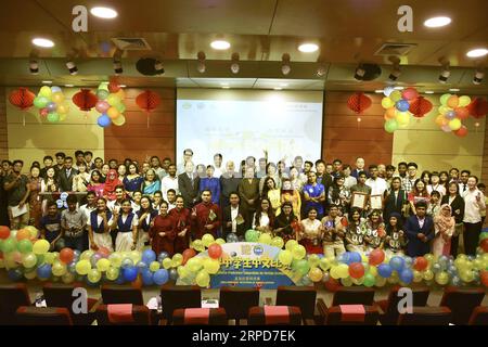 (190726) -- DHAKA, le 26 juillet 2019 -- les officiels et les gagnants posent pour une photo de groupe après le 12e concours chinois de compétences pour les élèves étrangers du secondaire à Dhaka, au Bangladesh, le 25 juillet 2019. La compétition comprenait diverses performances, notamment des discours, de la danse, des arts martiaux et de la musique contemporaine. (Str/Xinhua) BANGLADESH-DHAKA-CHINESE BRIDGE-COMPETITION Naim-ul-karim PUBLICATIONxNOTxINxCHN Banque D'Images