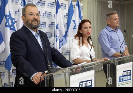 (190725) -- TEL AVIV, 25 juillet 2019 (Xinhua) -- l'ancien Premier ministre israélien Ehud Barak (à gauche) assiste à une conférence de presse avec Stav Shaffir (C), une femme juriste du parti travailliste, et Nitzan Horowitz, président du parti Meretz, à tel Aviv, Israël, le 25 juillet 2019. Trois forces dans le camp de gauche israélien, dont l'ancien Premier ministre Ehud Barak, ont fusionné jeudi pour former une alliance en prévision des prochaines élections prévues pour septembre. (Gideon Markowicz/JINI/document via Xinhua) ISRAËL-TEL AVIV-ELECTIONS-ALLIANCE POLITIQUE PUBLICATIONxNOTxINxCHN Banque D'Images