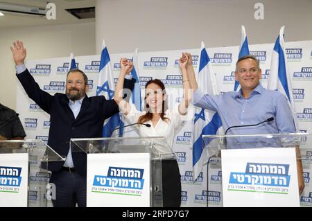 (190725) -- TEL AVIV, 25 juillet 2019 (Xinhua) -- l'ancien Premier ministre israélien Ehud Barak (à gauche) assiste à une conférence de presse avec Stav Shaffir (C), une femme juriste du parti travailliste, et Nitzan Horowitz, président du parti Meretz, à tel Aviv, Israël, le 25 juillet 2019. Trois forces dans le camp de gauche israélien, dont l'ancien Premier ministre Ehud Barak, ont fusionné jeudi pour former une alliance en prévision des prochaines élections prévues pour septembre. (Gideon Markowicz/JINI/document via Xinhua) ISRAËL-TEL AVIV-ELECTIONS-ALLIANCE POLITIQUE PUBLICATIONxNOTxINxCHN Banque D'Images