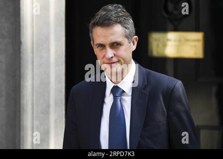 (190725) -- LONDRES, 25 juillet 2019 (Xinhua) -- le secrétaire britannique à l'éducation Gavin Williamson quitte le 10 Downing Street après avoir assisté à une réunion du cabinet à Londres, en Grande-Bretagne, le 25 juillet 2019. (Photo d'Alberto Pezzali/Xinhua) RÉUNION GRANDE-BRETAGNE-LONDRES-CABINET PUBLICATIONxNOTxINxCHN Banque D'Images