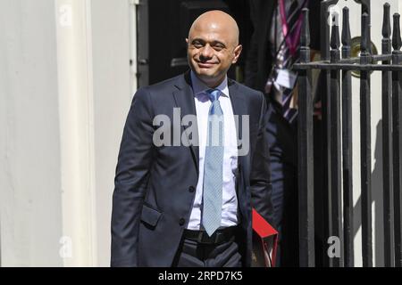 (190725) -- LONDRES, 25 juillet 2019 (Xinhua) -- le chancelier de l'Échiquier britannique Sajid Javid quitte le 10 Downing Street après avoir assisté à une réunion du cabinet à Londres, en Grande-Bretagne, le 25 juillet 2019. (Photo d'Alberto Pezzali/Xinhua) RÉUNION GRANDE-BRETAGNE-LONDRES-CABINET PUBLICATIONxNOTxINxCHN Banque D'Images