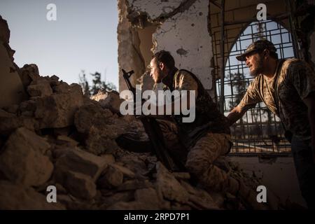 Libyen, Kämpfe in der Umgebung des Flughafens von Tripolis (190726) -- PÉKIN, 26 juillet 2019 -- des combattants du Gouvernement d entente nationale (GNA) soutenu par l ONU prennent position sur les ruines d une mosquée en première ligne lors d affrontements avec l armée libyenne basée à l est près de l aéroport international de Tripoli, Tripoli, Libye, le 25 juillet 2019. PHOTOS XINHUA DU JOUR AmruxSalahuddien PUBLICATIONxNOTxINxCHN Banque D'Images