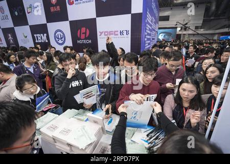 (190726) -- WUHAN, 26 juillet 2019 -- les candidats vérifient les informations lors d'un salon de l'emploi à Wuhan, capitale de la province du Hubei en Chine centrale, le 12 novembre 2017. Hubei a persisté dans la réforme et l'innovation et a été témoin de grandes réalisations en matière de développement au cours des 70 dernières années. CHINE-HUBEI-DÉVELOPPEMENT (CN) XiongxQi PUBLICATIONxNOTxINxCHN Banque D'Images