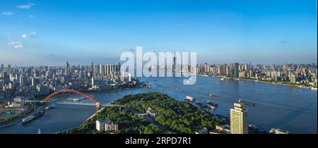 (190726) -- WUHAN, 26 juillet 2019 -- une photo assemblée le 28 juillet 2017 montre la section Longwangmiao à l'intersection du fleuve Yangtze et du fleuve Hanjiang dans la ville de Wuhan, capitale de la province du Hubei en Chine centrale. Hubei a persisté dans la réforme et l'innovation et a été témoin de grandes réalisations en matière de développement au cours des 70 dernières années. CHINE-HUBEI-DÉVELOPPEMENT (CN) XiongxQi PUBLICATIONxNOTxINxCHN Banque D'Images