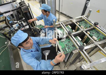 190726 -- WUHAN, 26 juillet 2019 -- des travailleurs sont vus dans l'atelier du FiberHome technologies Group à Wuhan, dans la province du Hubei, au centre de la Chine, le 2 septembre 2016. Hubei a persisté dans la réforme et l'innovation et a été témoin de grandes réalisations en matière de développement au cours des 70 dernières années. CHINA-HUBEI-DEVELOPMENTCN XiaoxYijiu PUBLICATIONxNOTxINxCHN Banque D'Images