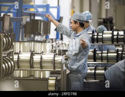 (190726) -- WUHAN, le 26 juillet 2019 -- un travailleur inspecte des fibres optiques dans l'atelier de la Yangtze Optical Fibre and Cable joint stock Company à Wuhan, dans la province du Hubei au centre de la Chine, le 6 décembre 2016. Hubei a persisté dans la réforme et l'innovation et a été témoin de grandes réalisations en matière de développement au cours des 70 dernières années. CHINE-HUBEI-DÉVELOPPEMENT (CN) XiaoxYijiu PUBLICATIONxNOTxINxCHN Banque D'Images