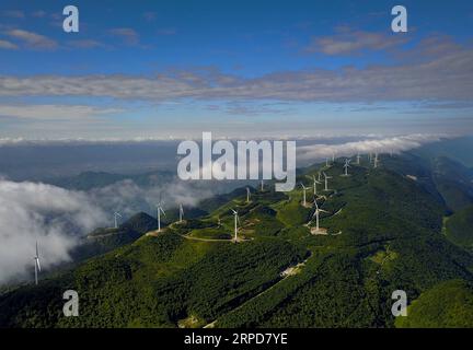 Libyen, Kämpfe in der Umgebung des Flughafens von Tripolis (190726) -- CHONGQING, 26 juillet 2019 -- une photo aérienne prise le 21 juillet 2017 montre la vue du site pittoresque de Yunyang Longgang, un parc géologique national dans le sud-ouest de la Chine à Chongqing. Située dans le sud-ouest de la Chine, Chongqing est la seule municipalité du centre et de l'ouest de la Chine. Construite sur les montagnes et partiellement entourée par les rivières Yangtze et Jialing, elle est connue comme une ville de montagne et une ville sur les rivières. Il sert de centre économique et culturel majeur dans l'ouest de la Chine. Avec ses caractéristiques topographiques spéciales, Chongqing a l'unique Banque D'Images